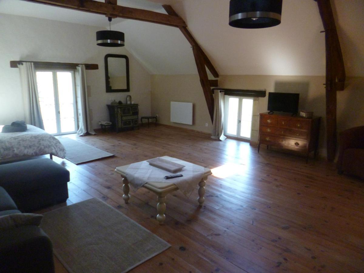 Le Moulin De Cors Bed & Breakfast Oulches Екстериор снимка