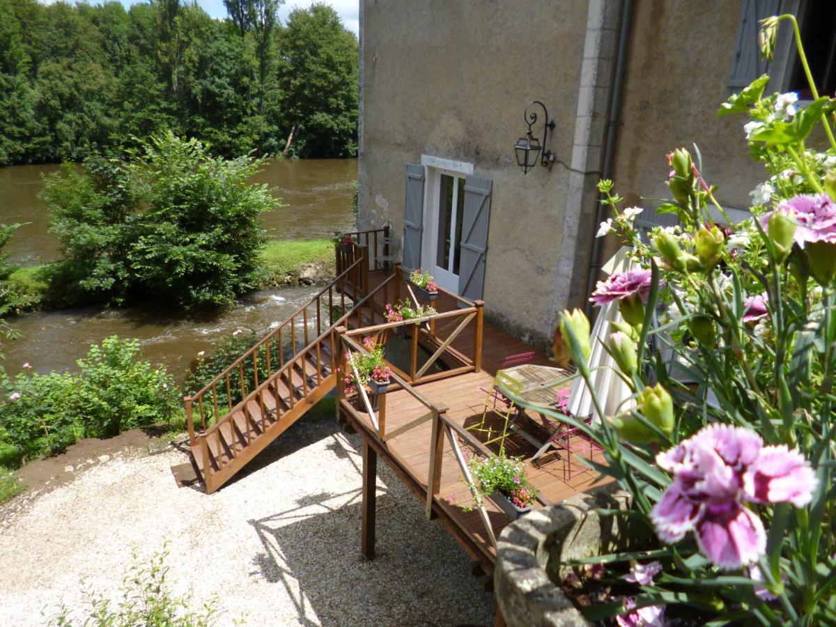 Le Moulin De Cors Bed & Breakfast Oulches Екстериор снимка