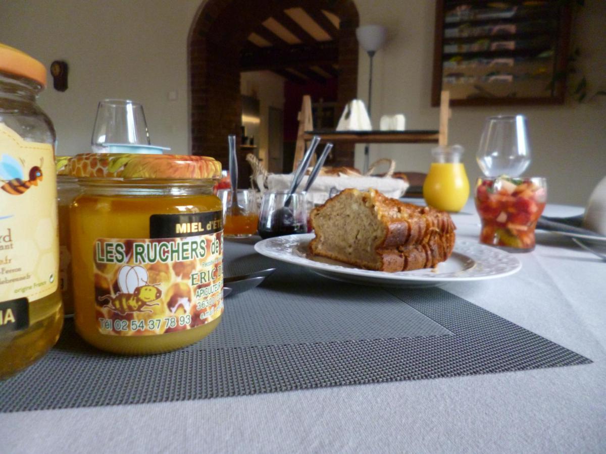 Le Moulin De Cors Bed & Breakfast Oulches Екстериор снимка