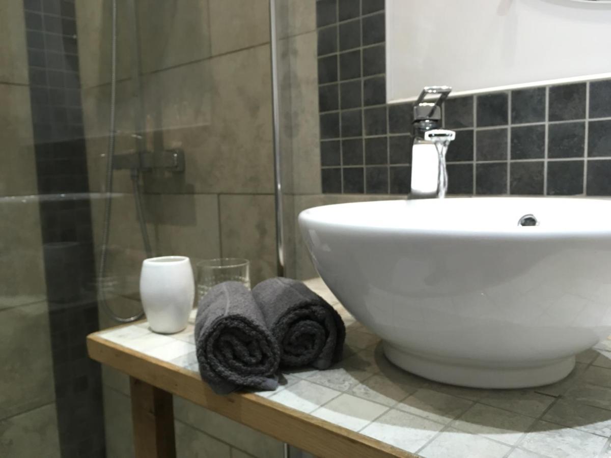Le Moulin De Cors Bed & Breakfast Oulches Екстериор снимка